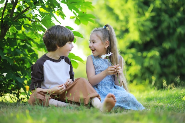 Kinder gehen im Sommer in der Natur Kind an einem sonnigen Frühlingsmorgen im Park Reisen mit Kindern