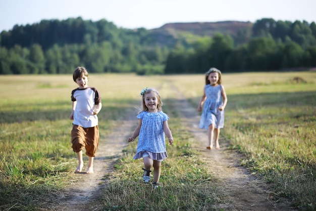 Kinder gehen im Sommer in der Natur Kind an einem sonnigen Frühlingsmorgen im Park Reisen mit Kindern