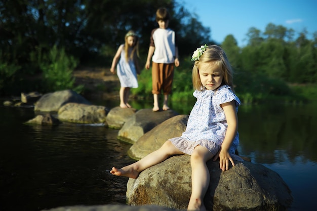 Kinder gehen im Sommer in der Natur Kind an einem sonnigen Frühlingsmorgen im Park Reisen mit Kindern