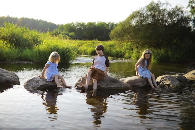 Kinder gehen im Sommer in der Natur Kind an einem sonnigen Frühlingsmorgen im Park Reisen mit Kindern