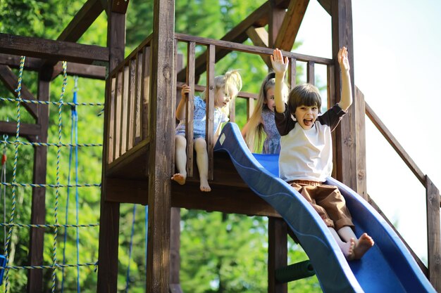 Kinder gehen im Sommer in der Natur Kind an einem sonnigen Frühlingsmorgen im Park Reisen mit Kindern