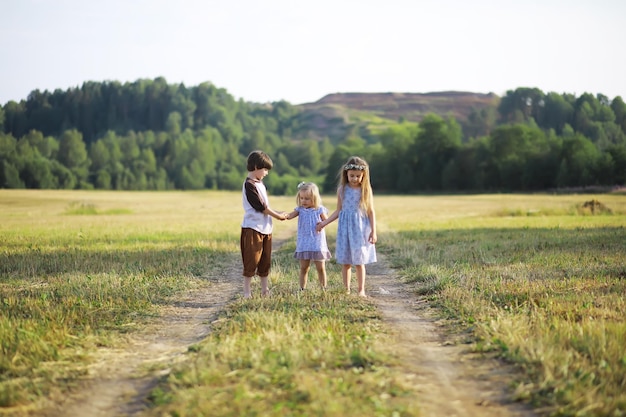 Kinder gehen im Sommer in der Natur Kind an einem sonnigen Frühlingsmorgen im Park Reisen mit Kindern