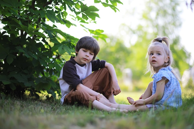 Kinder gehen im Sommer in der Natur Kind an einem sonnigen Frühlingsmorgen im Park Reisen mit Kindern