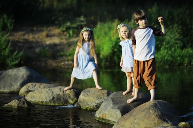 Kinder gehen im Sommer in der Natur Kind an einem sonnigen Frühlingsmorgen im Park Reisen mit Kindern