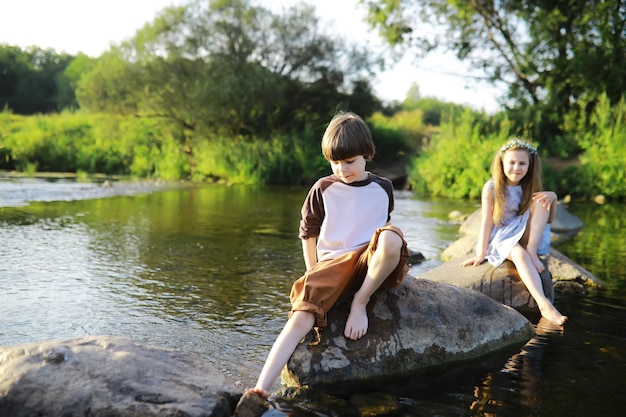 Kinder gehen im Sommer in der Natur Kind an einem sonnigen Frühlingsmorgen im Park Reisen mit Kindern