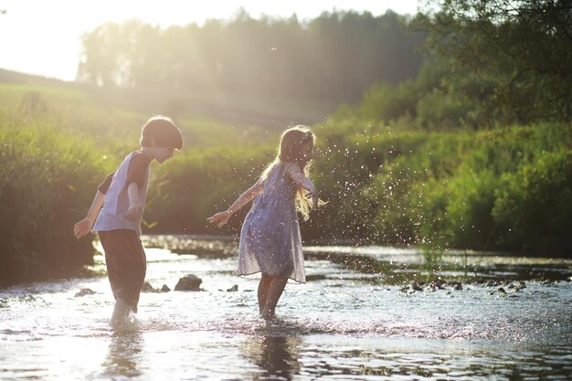 Kinder gehen im Sommer in der Natur Kind an einem sonnigen Frühlingsmorgen im Park Reisen mit Kindern