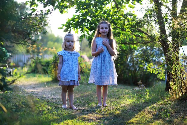 Kinder gehen im Sommer in der Natur Kind an einem sonnigen Frühlingsmorgen im Park Reisen mit Kindern