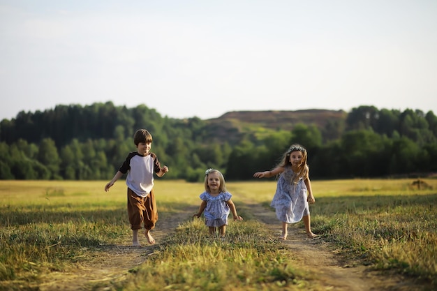 Kinder gehen im Sommer in der Natur Kind an einem sonnigen Frühlingsmorgen im Park Reisen mit Kindern