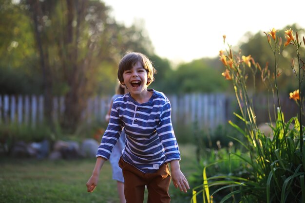 Kinder gehen im Sommer in der Natur Kind an einem sonnigen Frühlingsmorgen im Park Reisen mit Kindern