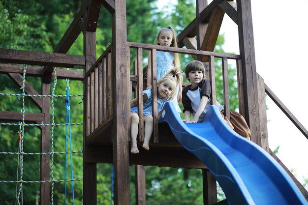 Kinder gehen im Sommer in der Natur Kind an einem sonnigen Frühlingsmorgen im Park Reisen mit Kindern