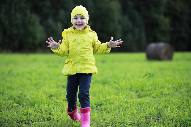 Foto kinder gehen in den wald für pilze