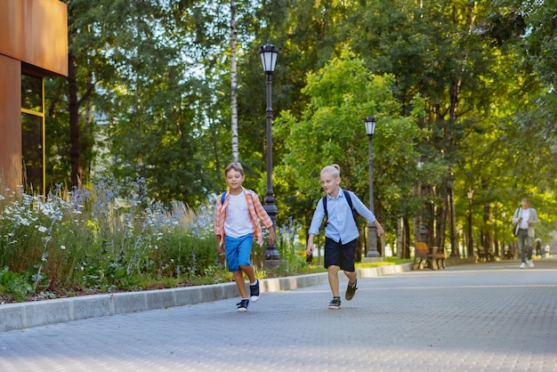 Kinder gehen zur Schule Beginn des Schuljahres