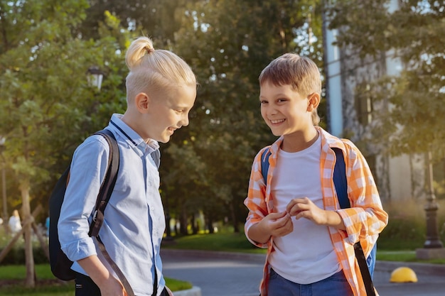 Kinder gehen zur Schule Beginn des Schuljahres