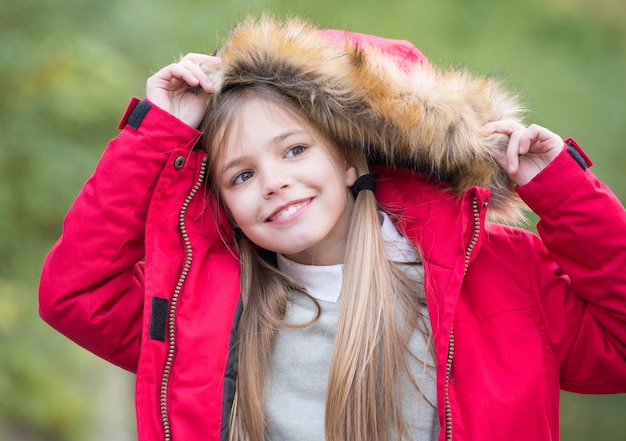 Kinder genießen die Herbstnatur