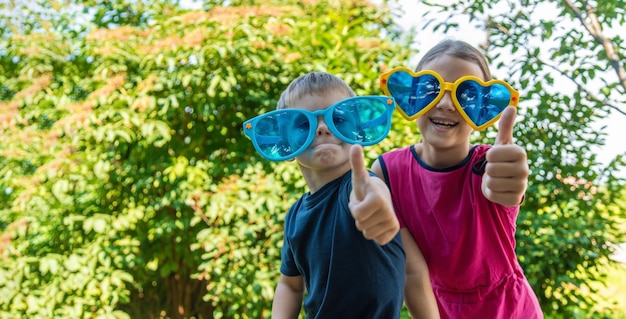 Kinder genießen die Natur in Gläsern Selektiver Fokus