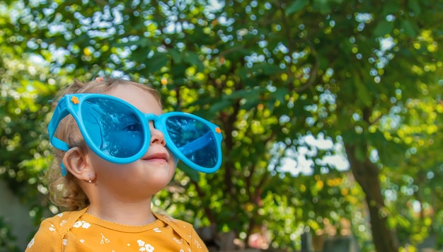 Kinder genießen die Natur in Gläsern Selektiver Fokus