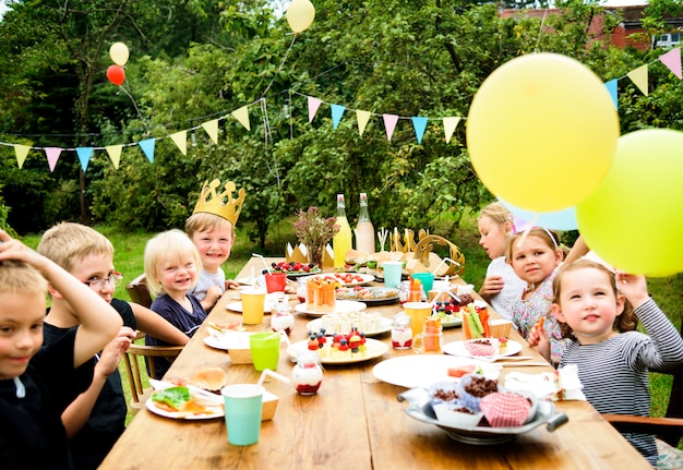 Kinder genießen die Party im Garten