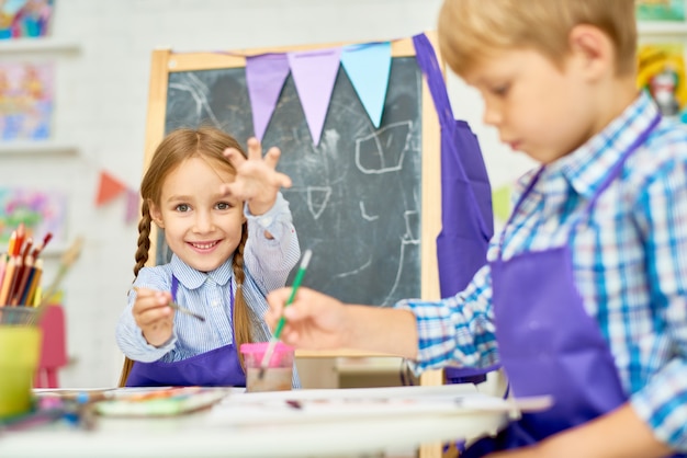 Kinder genießen Kunst Klasse der Entwicklungsschule