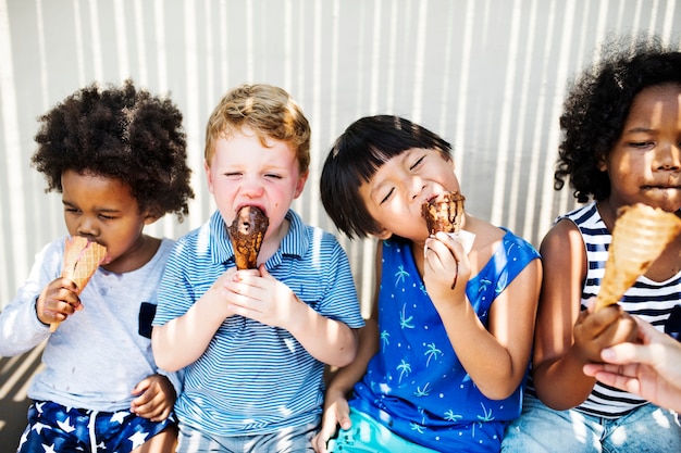 Kinder genießen mit Eis