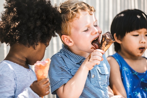 Kinder genießen mit Eis