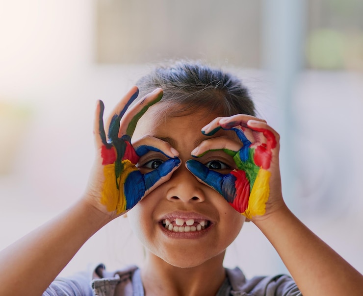 Foto kinder haben die kreativsten möglichkeiten, die welt zu sehen porträt eines kleinen mädchens mit bemalten händen