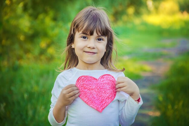 Kinder haben ein Herz in der Hand. Selektiver Fokus