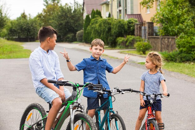 Kinder haben eine Freizeit auf Fahrrädern im Freien