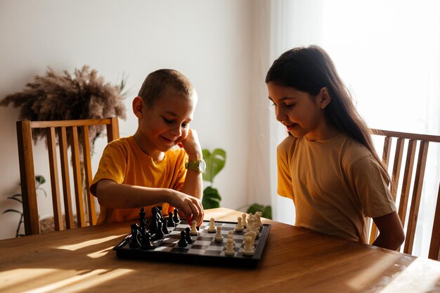 Kinder haben eine tolle Zeit zusammen beim Schachspielen