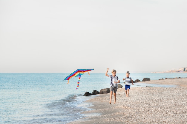 Kinder haben Spaß am Strand in der Nähe des Meeres