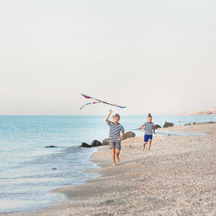 Kinder haben Spaß am Strand
