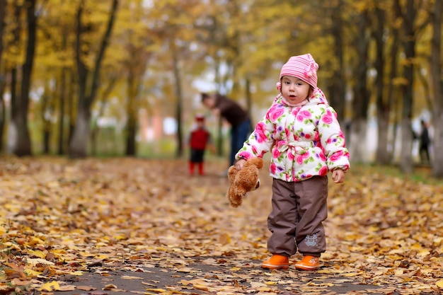 Kinder haben Spaß bei einem Spaziergang im Park