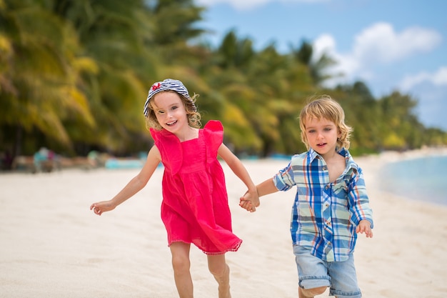 Kinder haben Spaß beim gemeinsamen Laufen am Strand