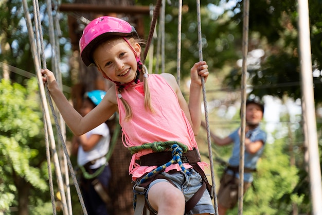 Kinder haben Spaß im Abenteuerpark