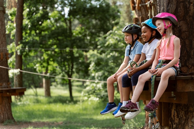 Kinder haben Spaß im Abenteuerpark