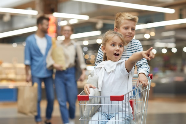 Kinder haben Spaß im Supermarkt