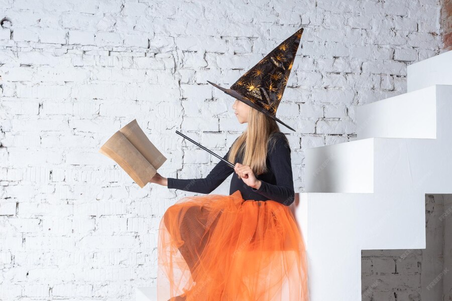 Kinder halloween ein schönes süßes mädchen in einem hexenkostüm, das 