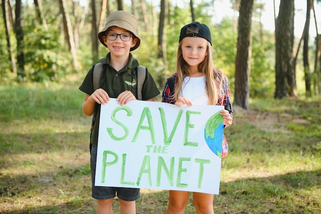 Kinder halten ein Poster in der Hand Rette den Planeten