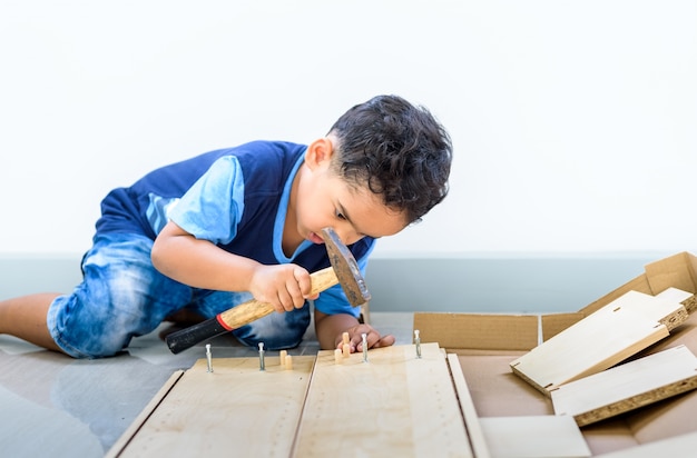 Kinder helfen Eltern, Esstisch zusammenzustellen