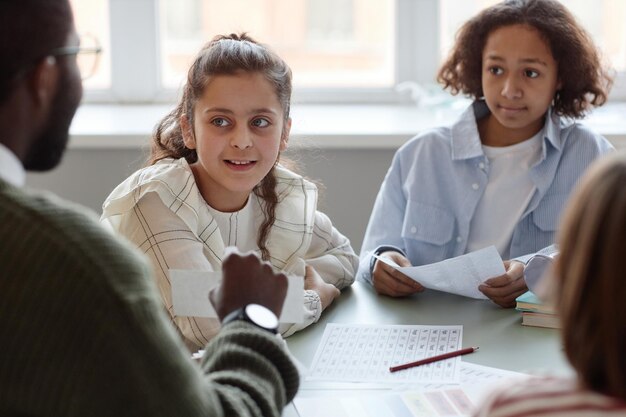 Kinder hören ihrem Lehrer zu