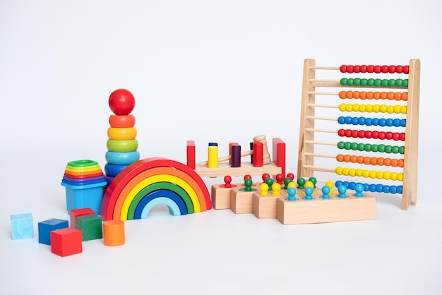 Kinder-Holzspielzeug Regenbogen aus Naturholz Bunte Würfel und Pyramide Montessori-Spielzeug Umweltfreundliches, plastikfreies Spielzeug für Kinder Null-Abfall-Konzept