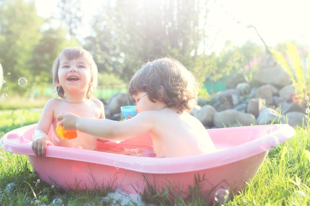 Kinder im Badewasser im Freien