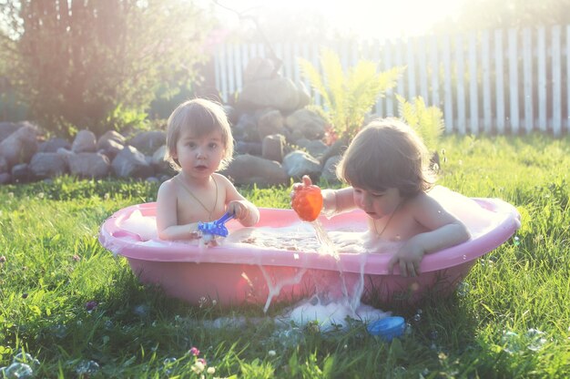 Kinder im Badewasser im Freien