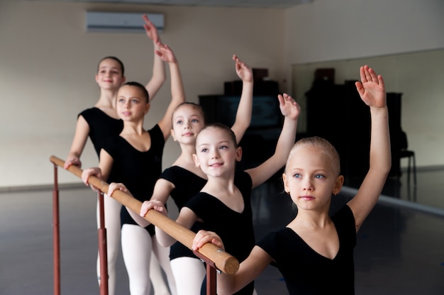 Foto kinder im balletttanzkurs.