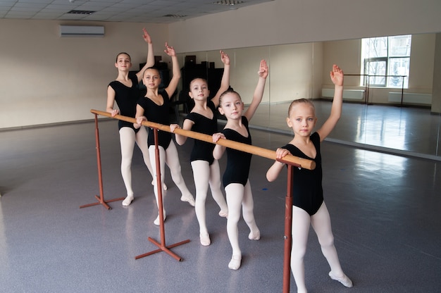Kinder im Balletttanzkurs