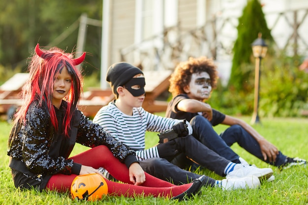 Kinder im Freien am Halloween-Tag