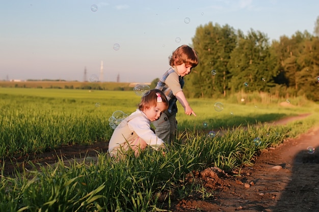 Kinder im Freien auf der Natur auf der Wiese