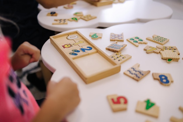 Foto kinder im kindergarten stellen pädagogische rätsel zusammen