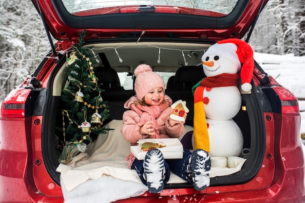 Kinder im Kofferraum eines Autos im Winter