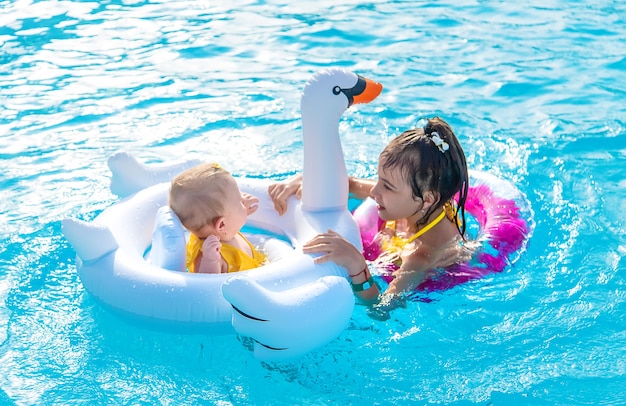 Foto kinder im kreis schwimmt im meer.