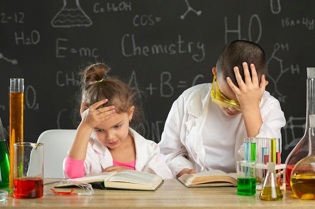 Foto kinder im labor machen experimente